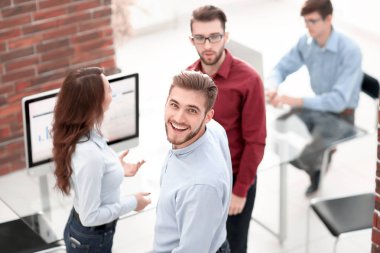 Yaratıcı iş adamları genç adamın açıklamalarını dinliyor..