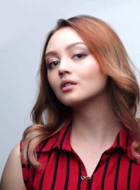 Sarışın kıvırcık saç modeli ve kırmızı dudaklar ile