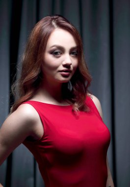 Karanlık bir arka plan üzerinde Kırmızı elbiseli kız