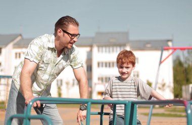 Genç baba ve küçük oğlu oyun