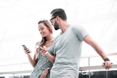Genç çift Smartphone cep telefonu ile kısa mesaj okuma