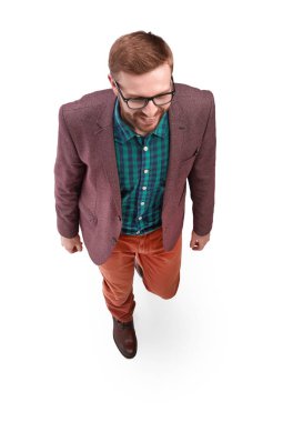 üst görünüm. gülümseyen genç adam öne çıkıyor