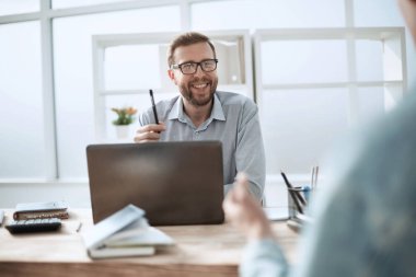 yakın kapatın. ofis Masasında oturan çekici işadamı