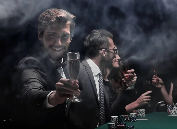 Gelukkig en rijke mensen vieren hun overwinning na succesvolle game — Stockfoto