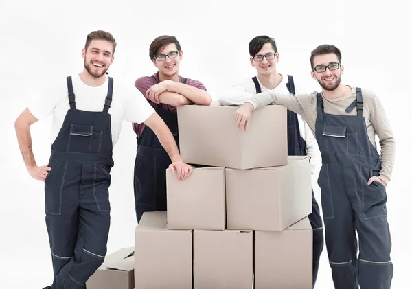 Homens segurando pilha de caixas de papelão isoladas em fundo branco — Fotografia de Stock