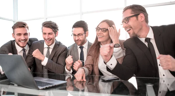 Zufriedene Kollegen am Schreibtisch, Hände hoch — Stockfoto