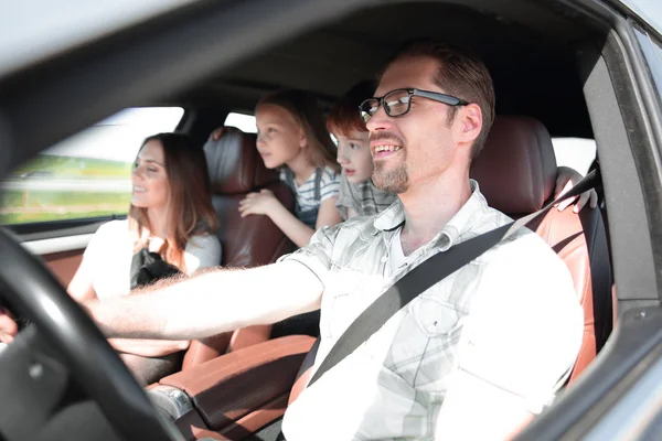 Side view.happy familj rider i bilen. — Stockfoto