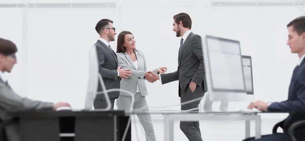 Salesmen and buyer discuss the contract — Stock Photo, Image