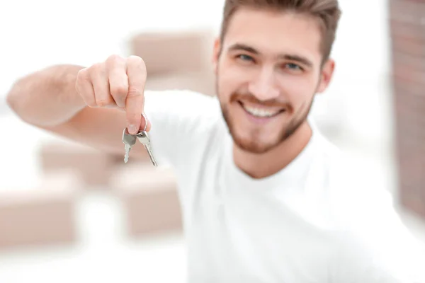 Primo piano. Felice l'uomo con le chiavi dei nuovi appartamenti — Foto Stock