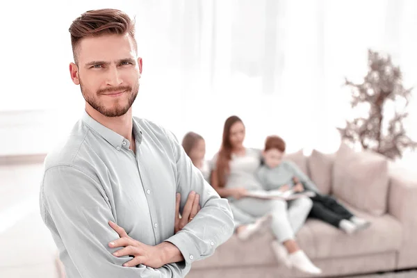 Sorrindo homem de pé em sua sala de estar — Fotografia de Stock