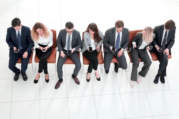 Equipe de negócios moderna usando seus telefones inteligentes . — Fotografia de Stock