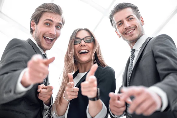 Nahaufnahme von jungen Leuten, die auf dich zeigen — Stockfoto