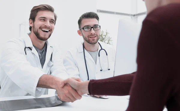 医師と彼の患者の握手 — ストック写真