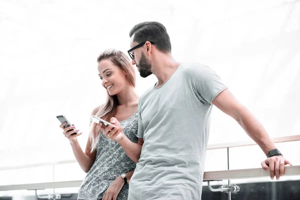 Mladý pár čtení textovou zprávu na chytrém telefonu — Stock fotografie