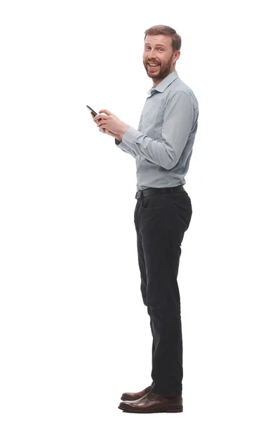 Joven hombre de negocios leyendo e-mail en su smartphone. aislado en blanco — Foto de Stock