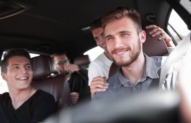 Arabadaki bir grup mutlu arkadaş.