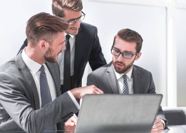 Grup iş adamları iş sorunları tartışıyor