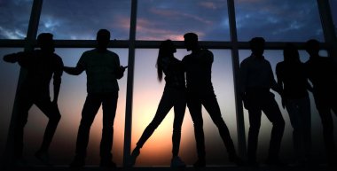 Modern gençlerin büyük bir pencere arka plan üzerinde