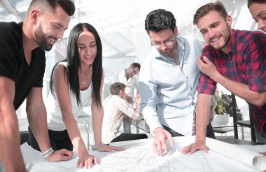 Mimar projeyi iş ekibiyle tartışıyor.