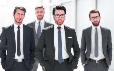 Ofiste duran bir grup iş adamı.