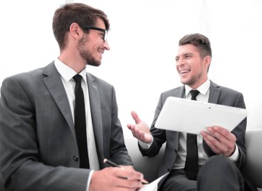 ofiste otururken iki adam sohbet