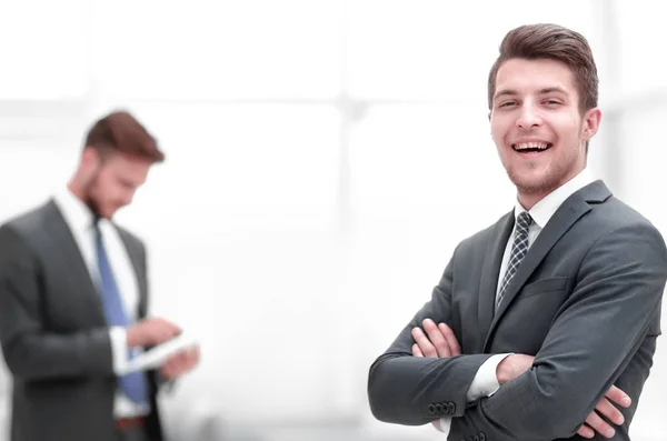 Framgångsrik affärsman i bakgrunden av kontoret — Stockfoto