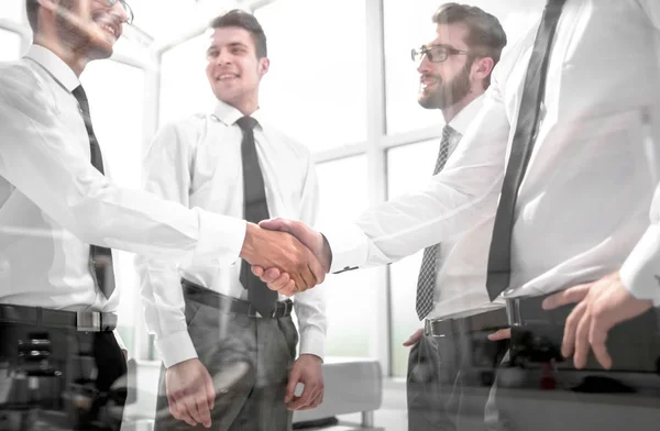 Geschäftskollegen beim Händeschütteln im Büro — Stockfoto