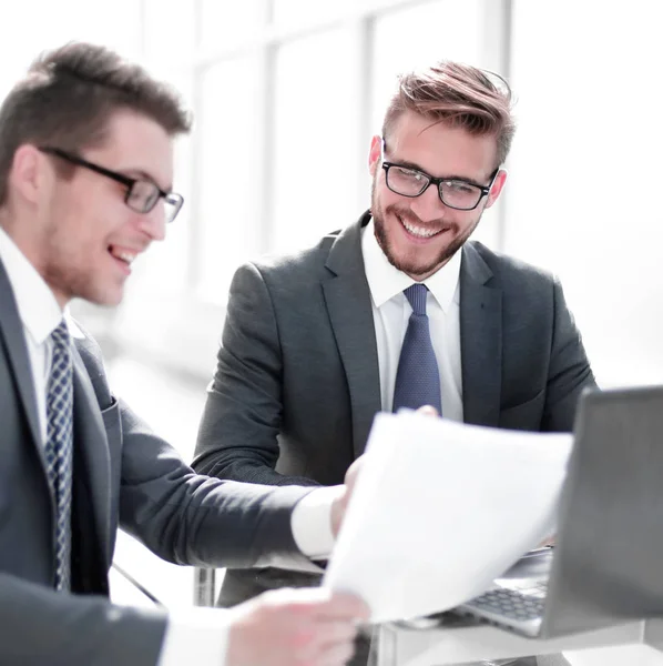 Socios comerciales que discuten documento de negocios . — Foto de Stock