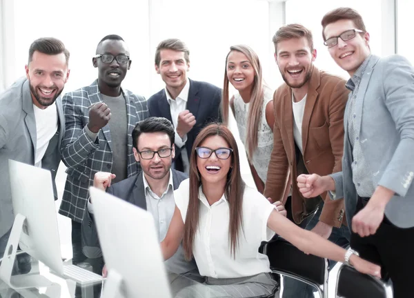 Happy business-team på arbetsplatsen. — Stockfoto