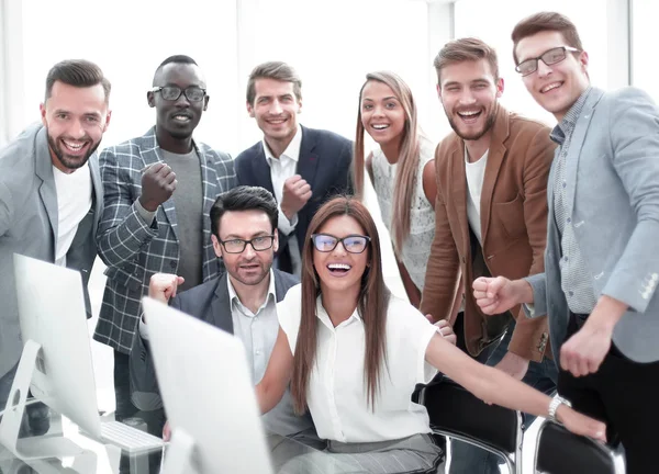 Gelukkig business team op de werkplek. — Stockfoto