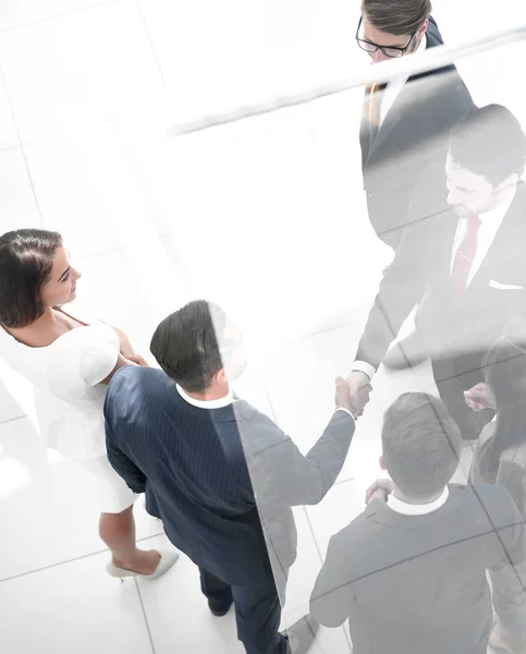 Business background.handslag affärsmän i business center — Stockfoto