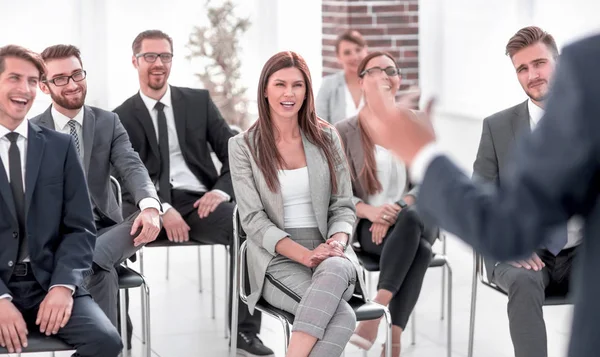 Colegas de negocios escuchan al orador en una conferencia de negocios — Foto de Stock