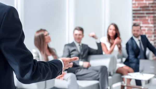 Empresario mantiene una reunión de trabajo con el equipo de negocios. — Foto de Stock