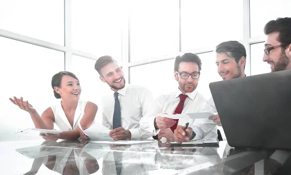 Jonge business team op een zakelijke bijeenkomst in de vergaderruimte — Stockfoto