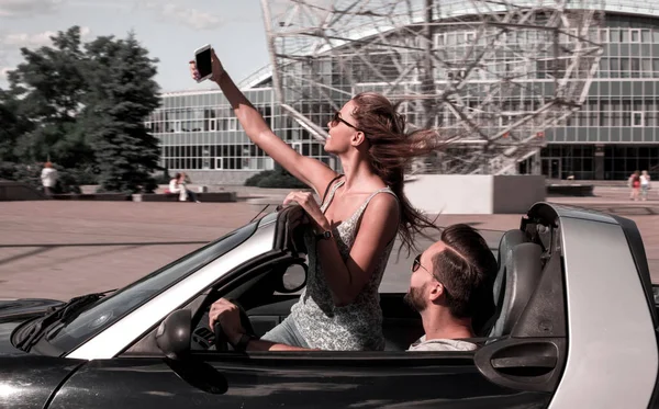 Νεαρό ζευγάρι παίρνει selfie ενώ ταξιδεύει γύρω από την πόλη — Φωτογραφία Αρχείου
