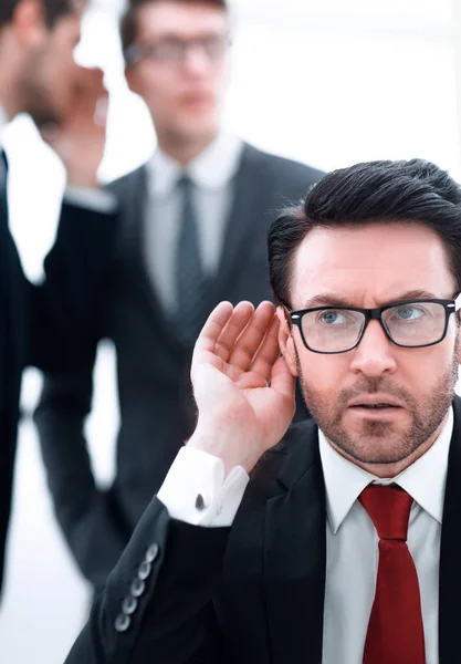 Chef versucht Klatsch und Tratsch zu hören — Stockfoto