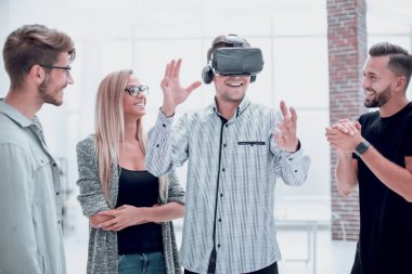 Karton sanal gerçeklik tutan bir adam