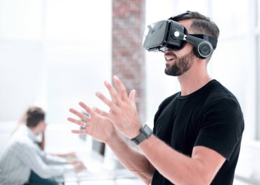 Modern VR gözlükleri olan yakışıklı bir erkek hasta.