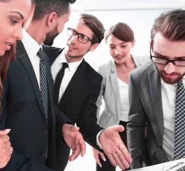 Yeni bir iş planı iş takım tartışıyor