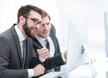 iş arkadaşları yeni fikirleri tartışmak