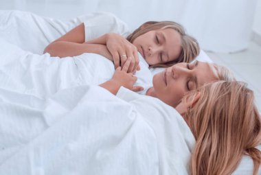kızları ile mutlu anne birlikte hızlı uykuda