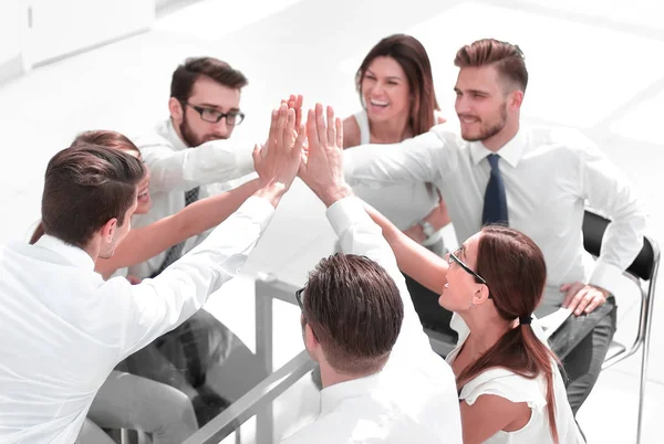 Equipe de negócios bem sucedida dando uns aos outros um alto cinco — Fotografia de Stock