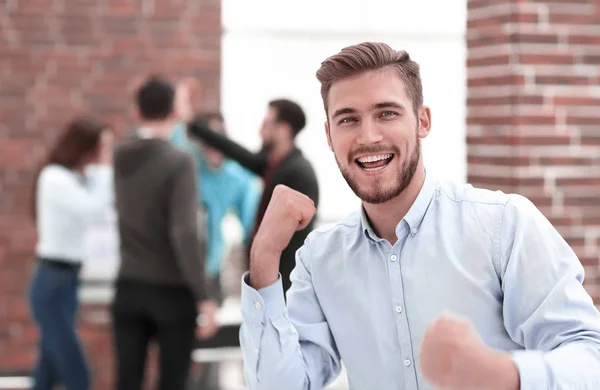 Hombre de negocios guapo celebrando la victoria gritando felizmente en th —  Fotos de Stock