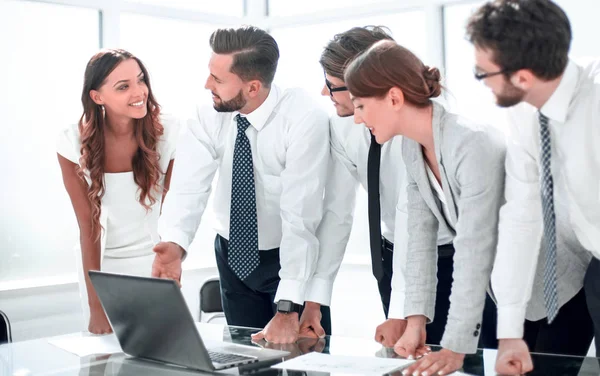 Equipo de negocios está discutiendo información en línea —  Fotos de Stock