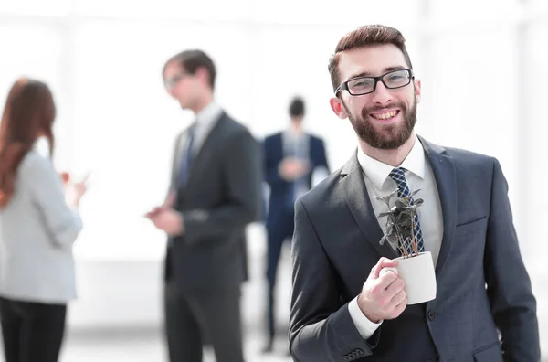 Hombre de negocios con verde joven escapar sobre fondo borroso — Foto de Stock