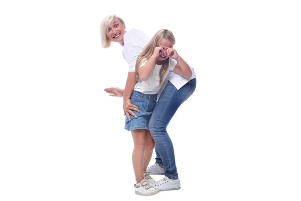 Volledige lengte. lachende moeder kalmeert haar huilende dochter — Stockfoto