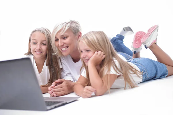 Maminka a dcery sledují své oblíbené video na přenosném počítači — Stock fotografie