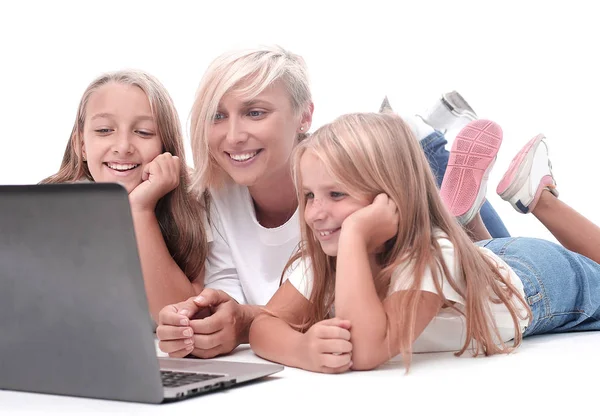 Moeder en dochters kijken naar hun favoriete video op een laptop — Stockfoto