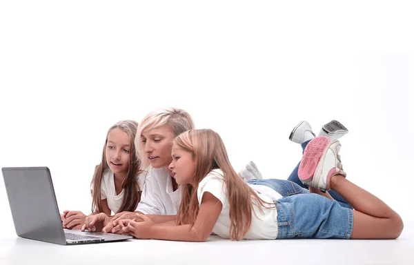Lukk igjen. Mor og døtre ser en film på en bærbar PC – stockfoto
