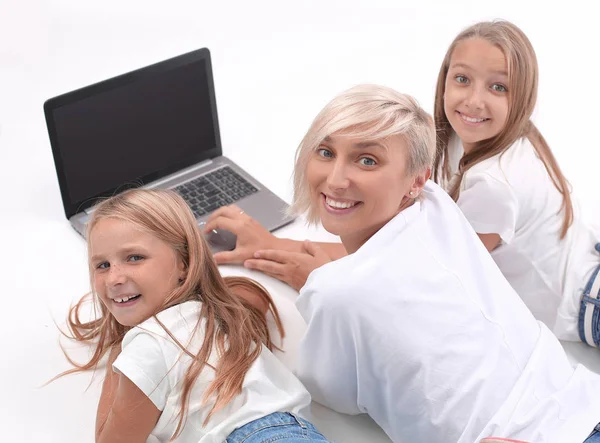 Närbild. mamma och döttrar använder en bärbar dator för att Visa videofiler — Stockfoto